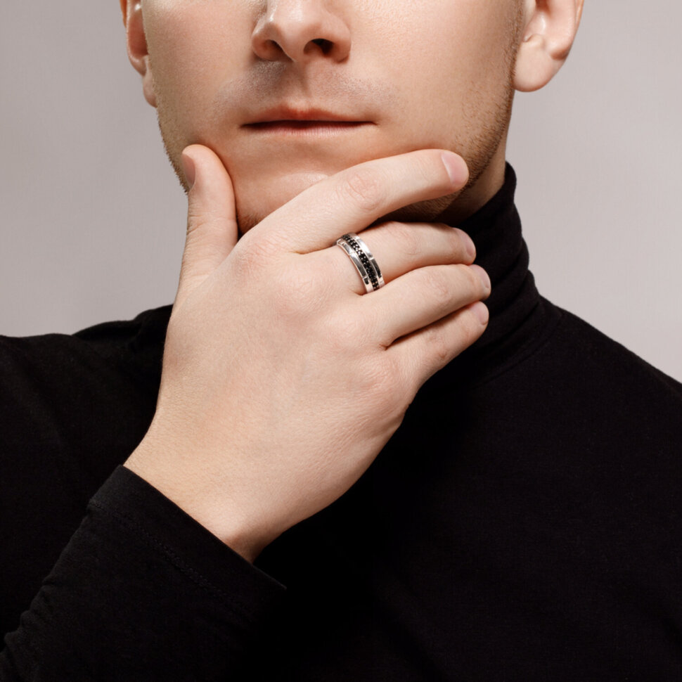 Серебряное кольцо с черными фианитами