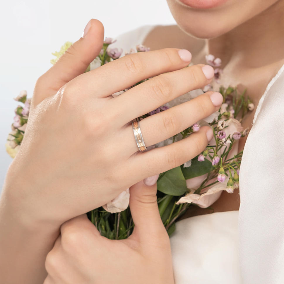 Обручальное кольцо «Вместе навсегда» из комбинированного золота с фианитом